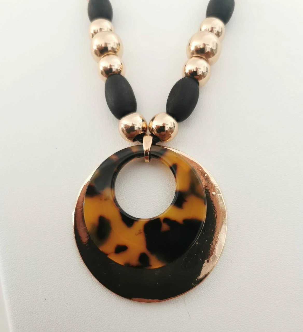 Round Scale Effect and Gold Metal Pendant Necklace – photo 3